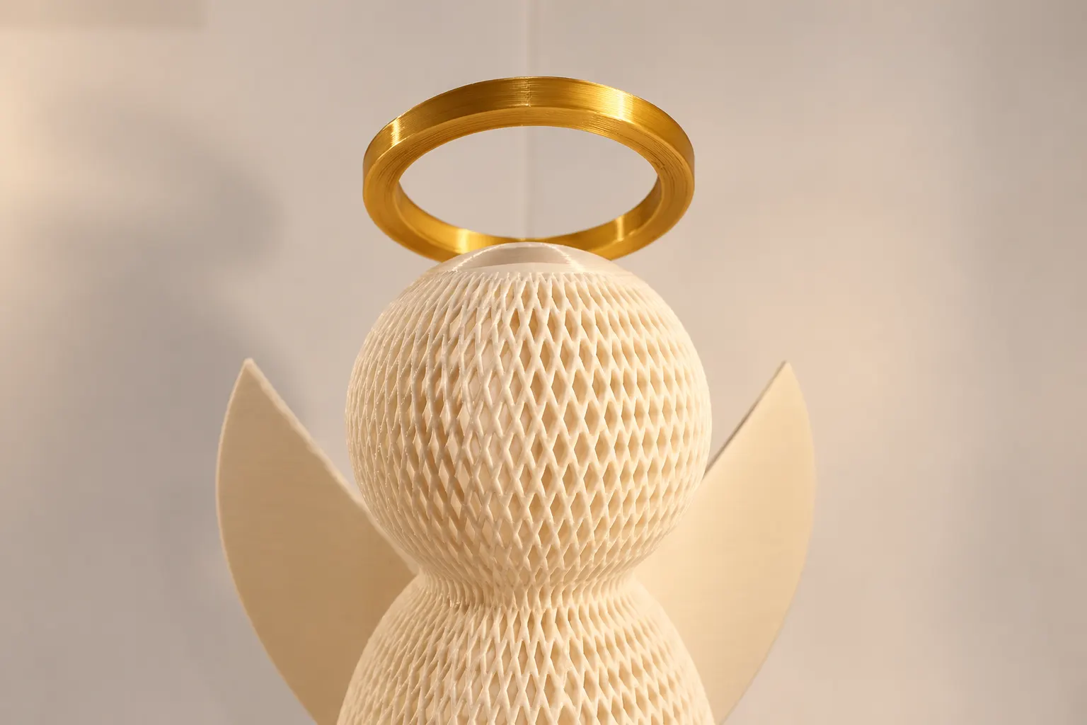 Detalhe da textura em trama vazada do anjo decorativo com auréola dourada