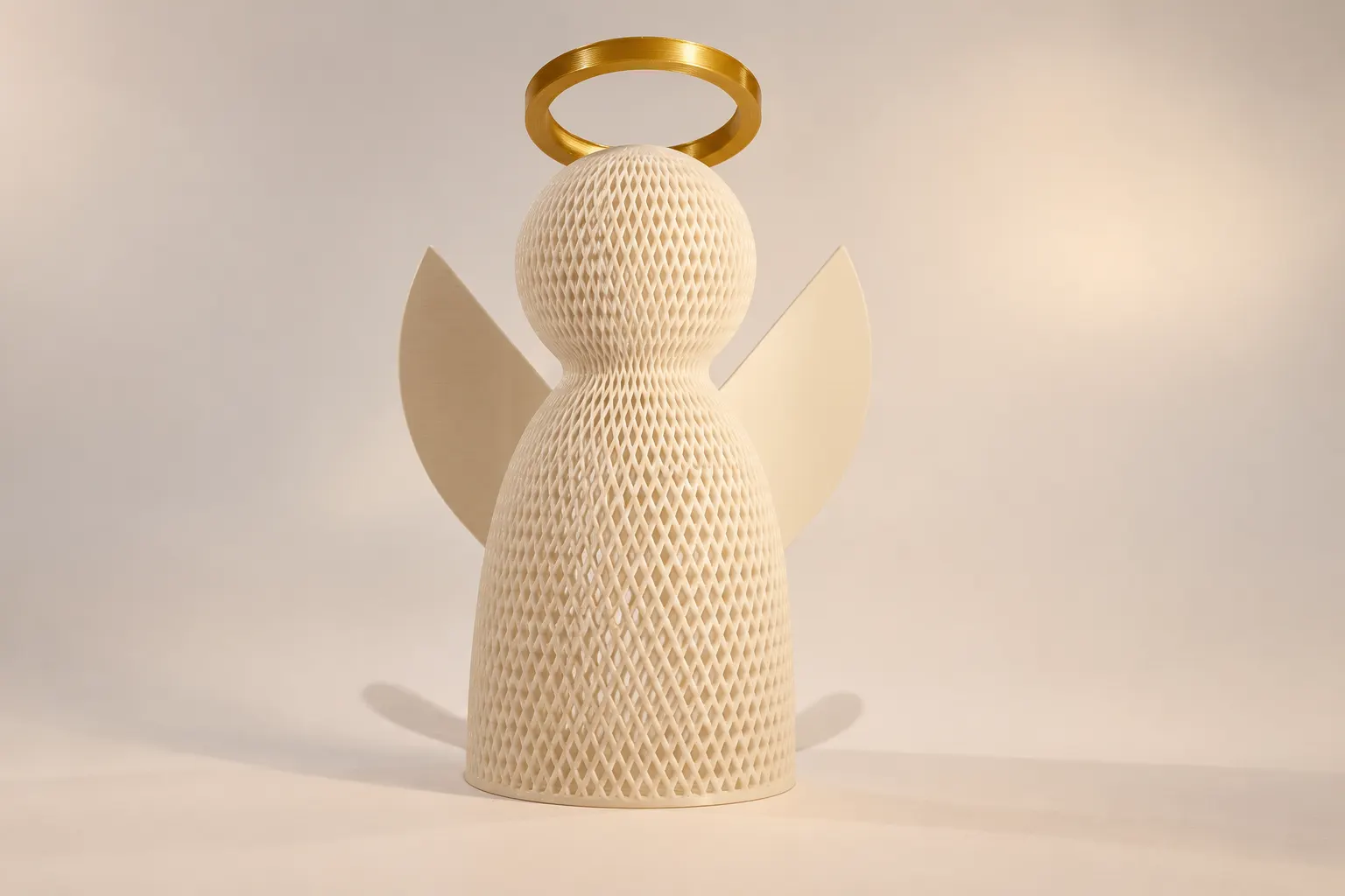 Anjo decorativo impresso em 3D com corpo em trama vazada creme e auréola dourada