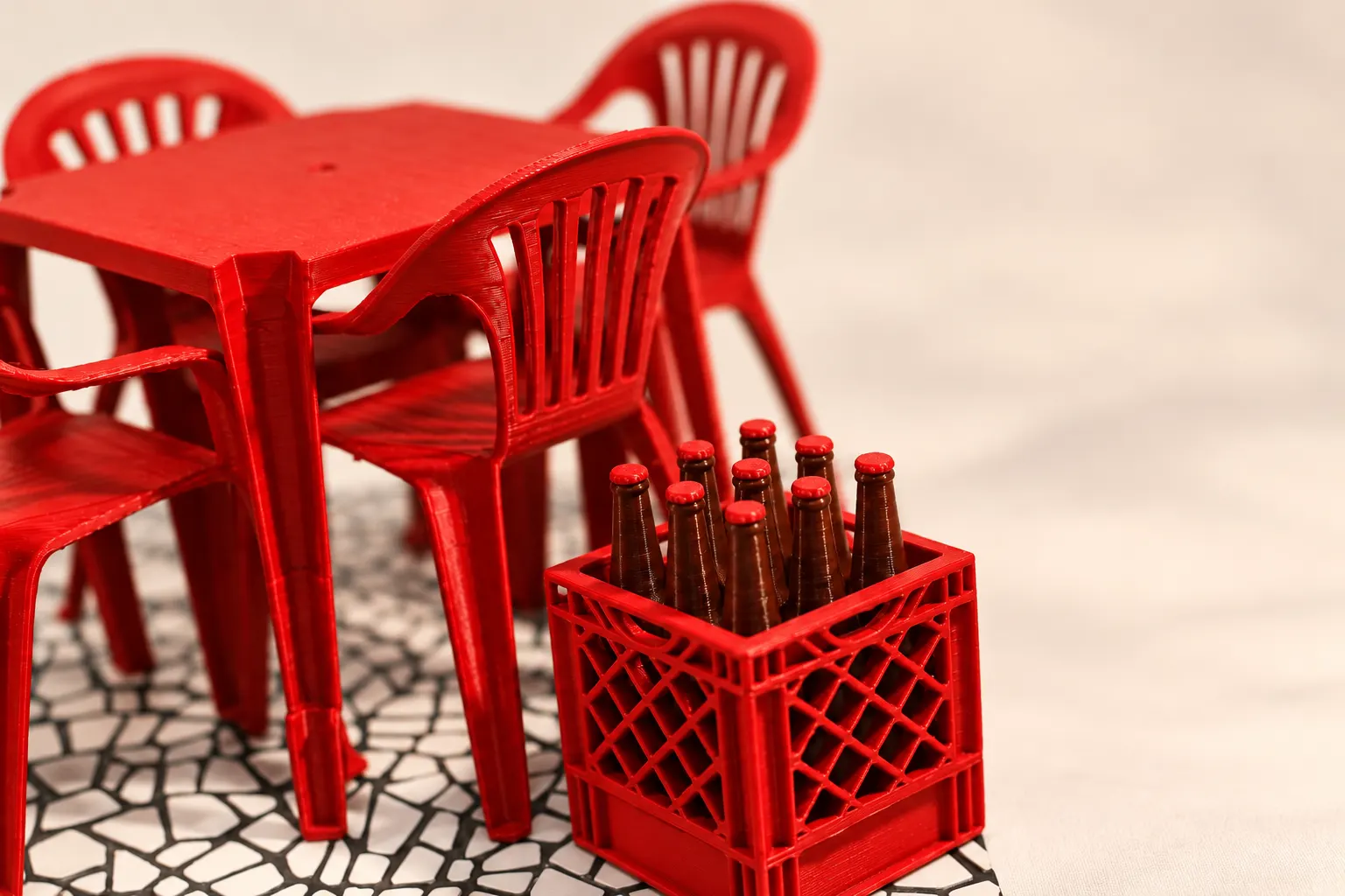 Detalhe de miniatura de mesa de bar vermelha com engradado de garrafinhas