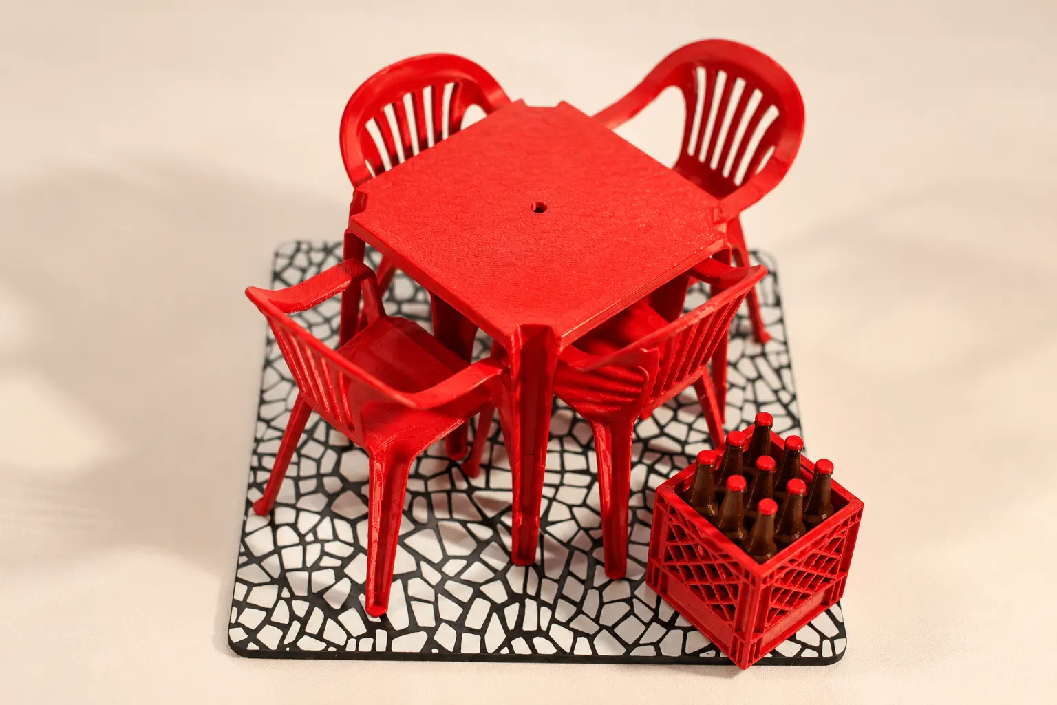 Miniatura de mesa de bar vermelha com quatro cadeiras e engradado, vista de cima