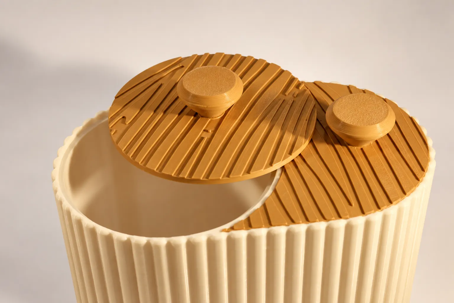 Detalhe das duas tampas caramelo com veios em relevo do pote yin-yang